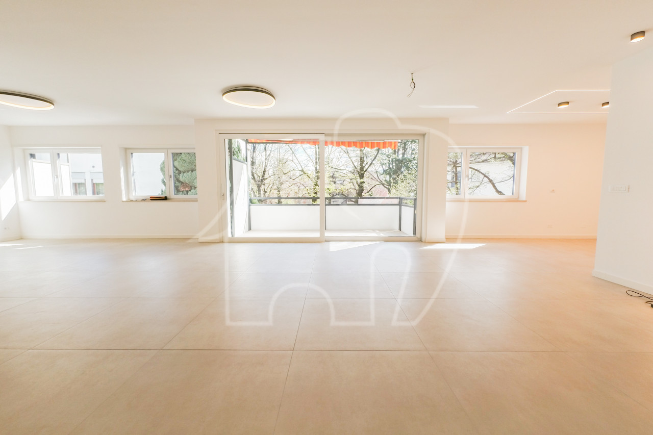 001__Wohnzimmer-soggiorno Licht und Exklusivität: Vierzimmerwohnung im Herzen des Musikviertels