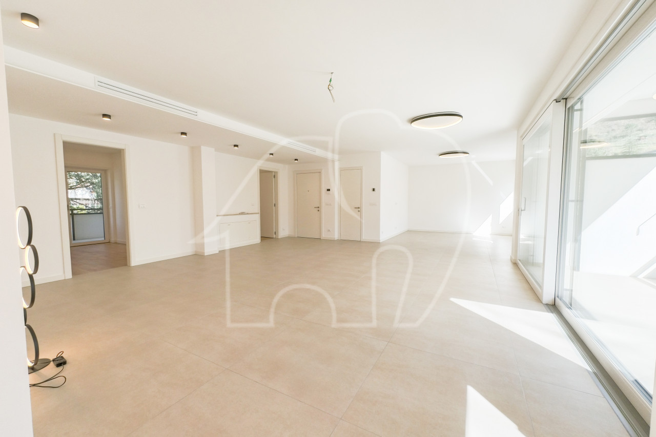 002__Wohnzimmer-soggiorno Licht und Exklusivität: Vierzimmerwohnung im Herzen des Musikviertels