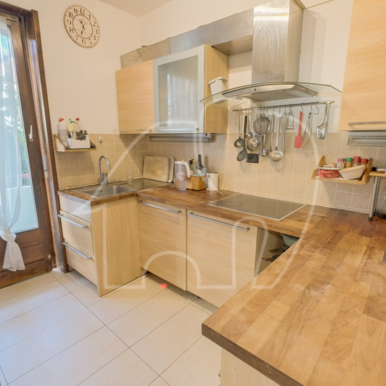 4-Zimmerwohnung mit riesigen Garten und Keller