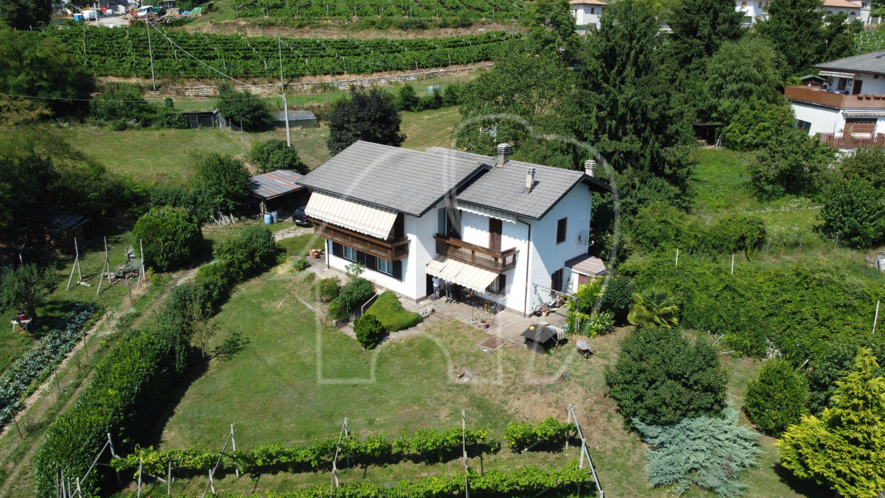 Alleinstehendes Haus mit Grundstück