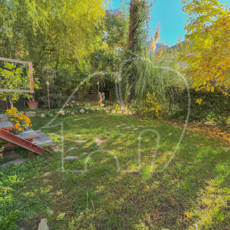 4-Zimmerwohnung mit riesigen Garten und Keller