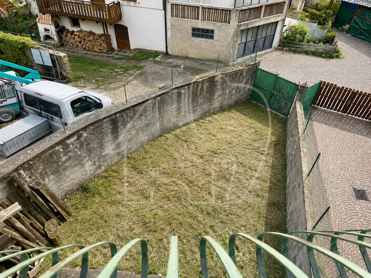 Sfruz, Nonstal: Sanierungsbedürftiges Haus auf 4 Etagen