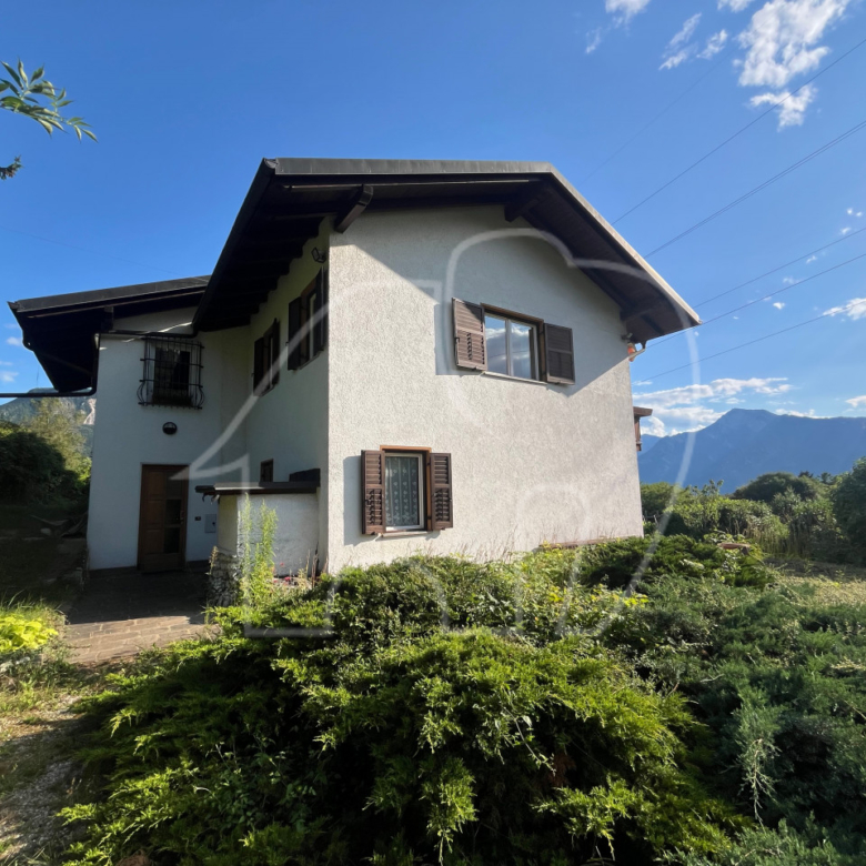 Alleinstehendes Haus mit Grundstück