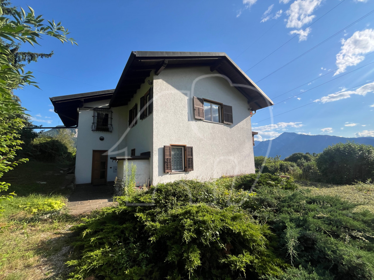Alleinstehendes Haus mit Grundstück