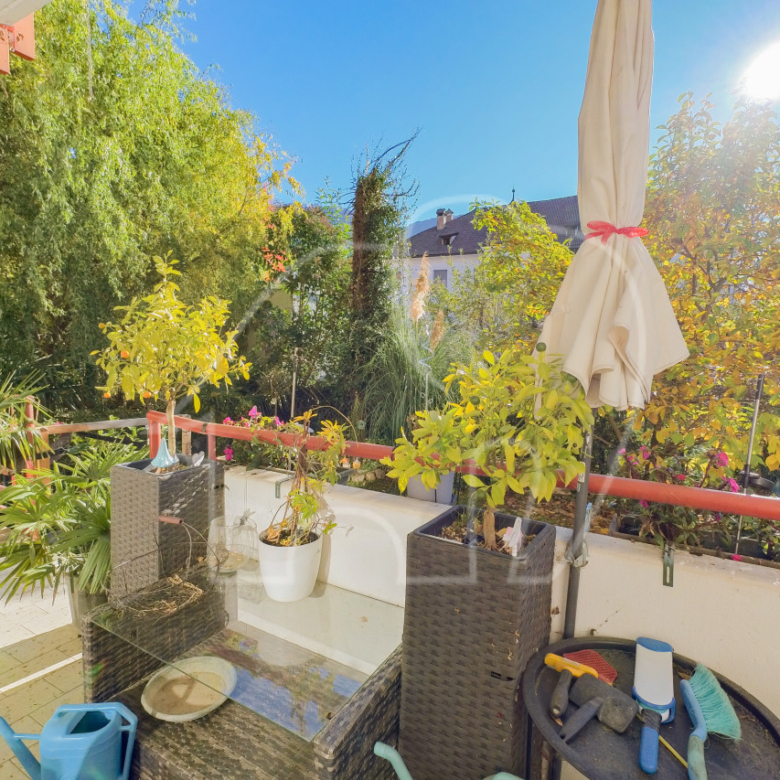 4-Zimmerwohnung mit riesigen Garten und Keller