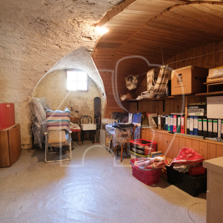Ampio quadrilocale con cantina e posto auto