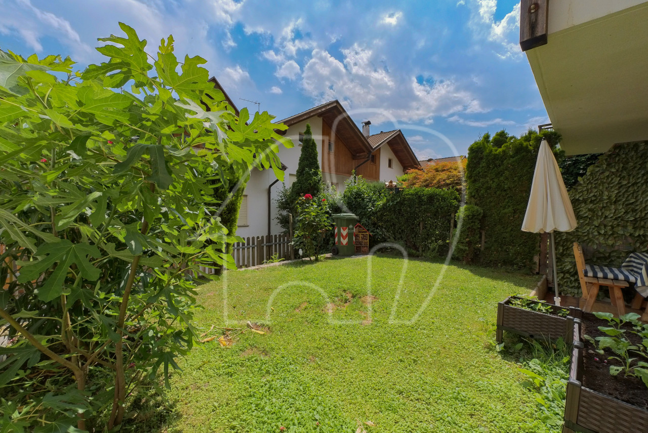 012__v3 Curato trilocale con giardino privato soleggiato a Parcines