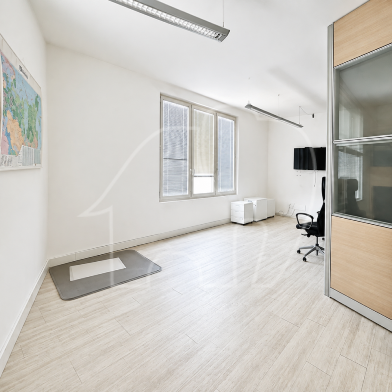 Egna/ Laghetti: ufficio da affittare