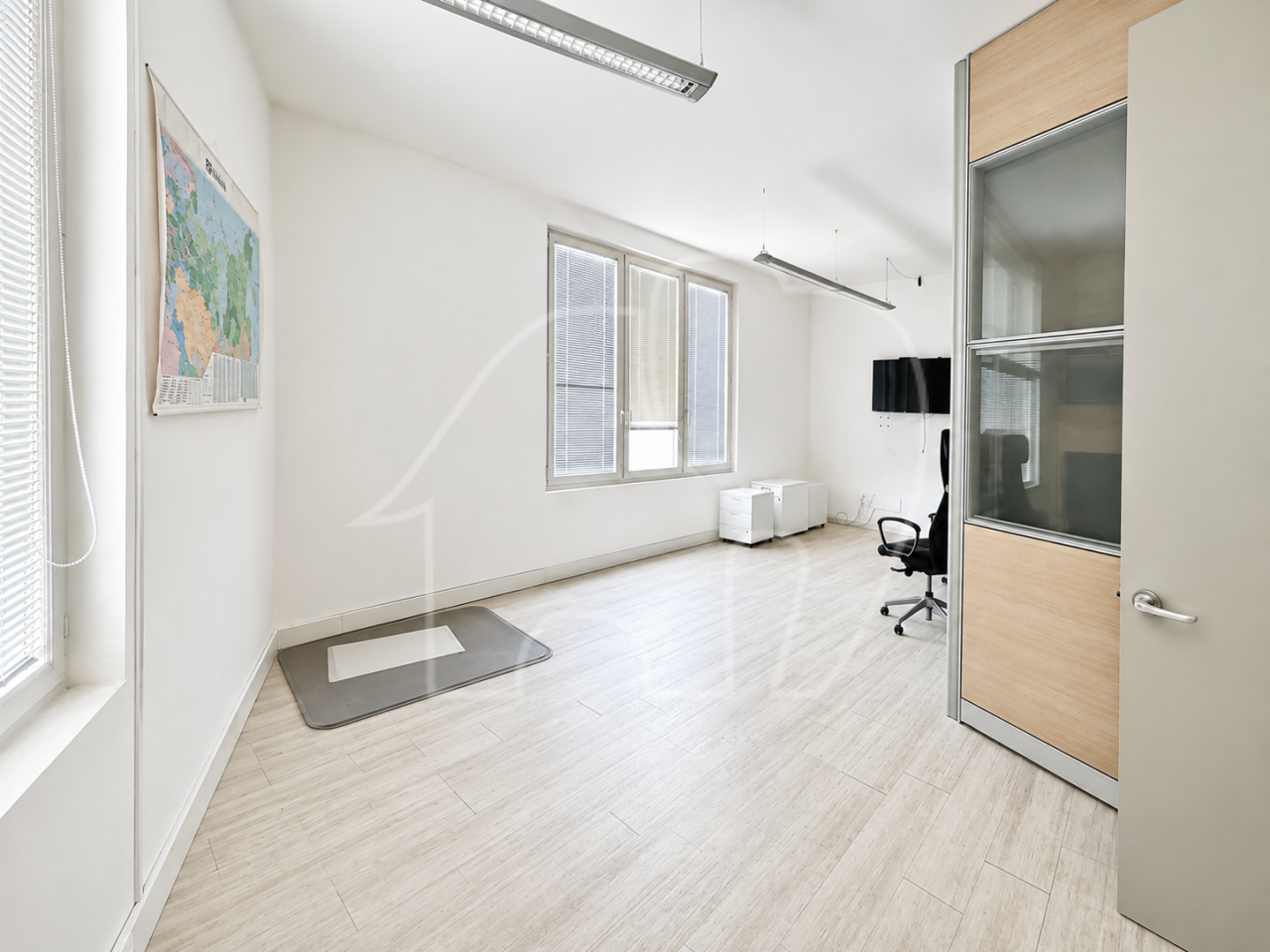 001__j1 Egna/ Laghetti: ufficio da affittare