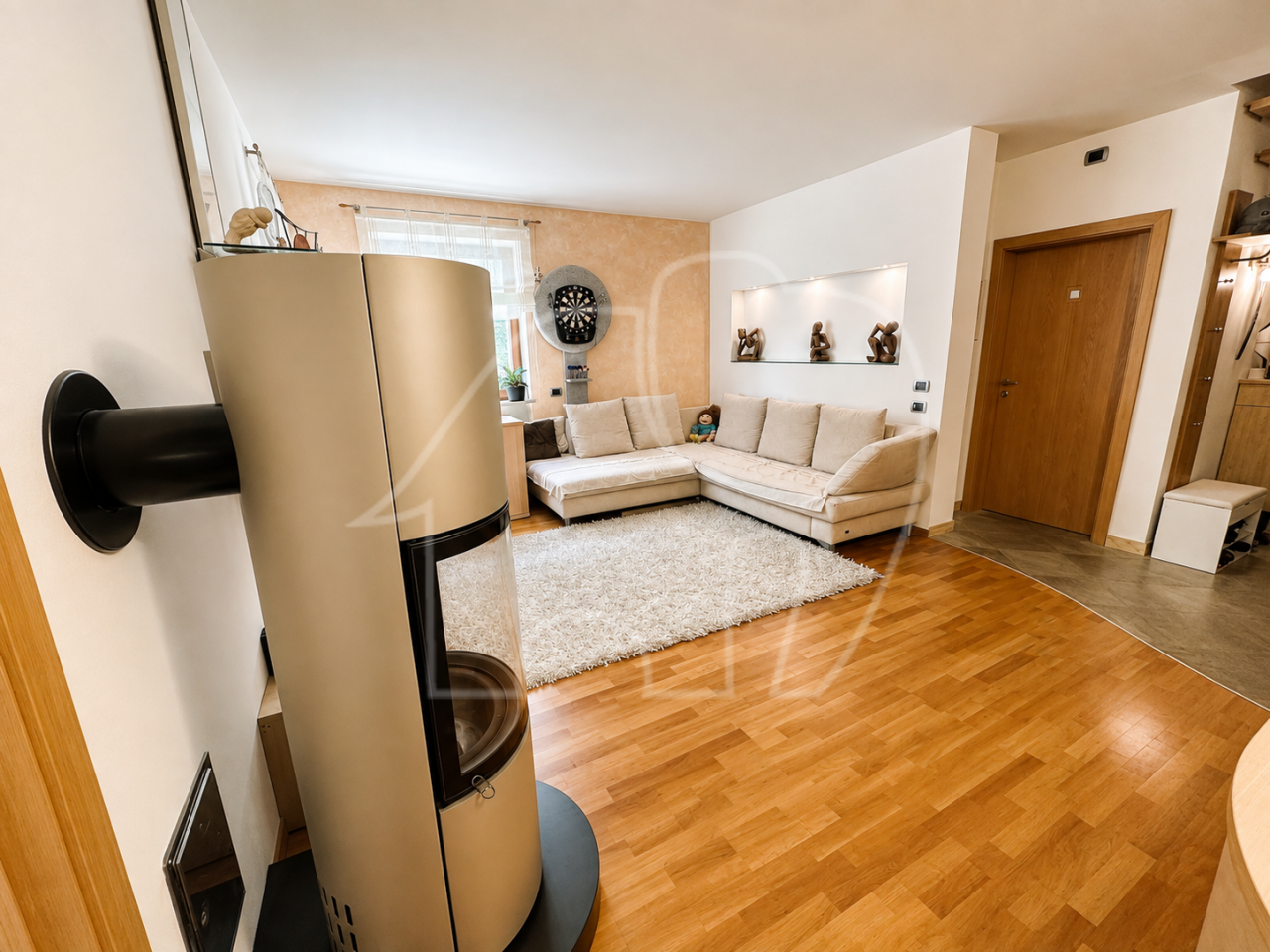 Caldaro – Ampio trilocale con terrazza e garage