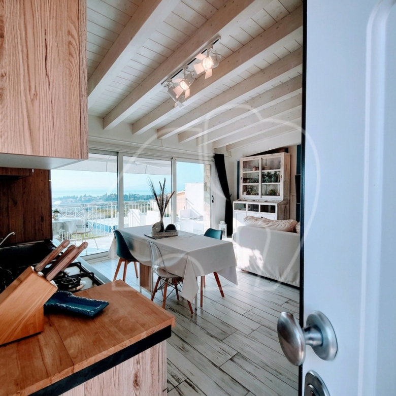 Elegante bilocale con vista lago e piscina