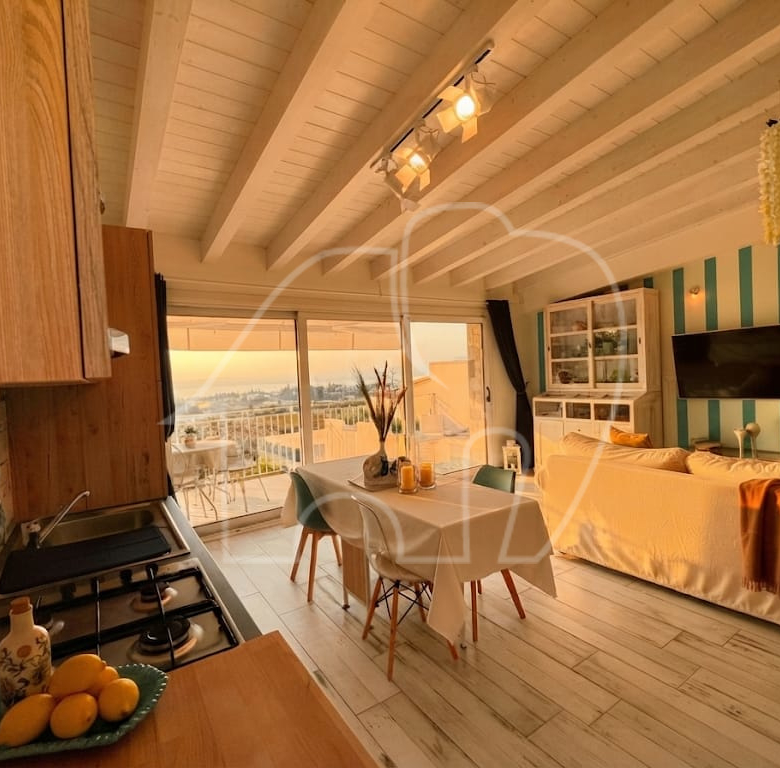 Elegante bilocale con vista lago e piscina