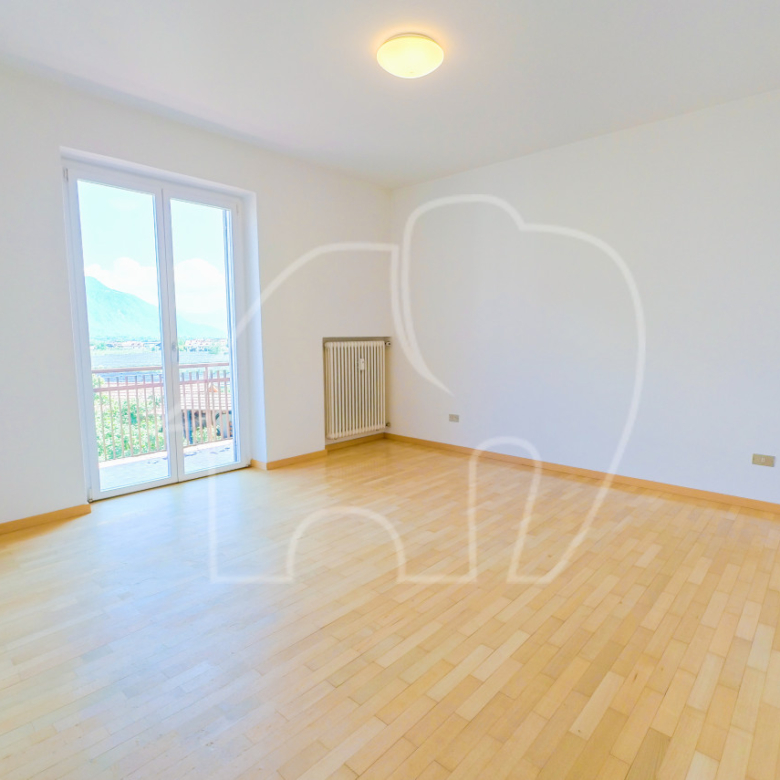 Casa soleggiata a Lana: 78 m² con due balconi e vista aperta sulla Val d’Adige