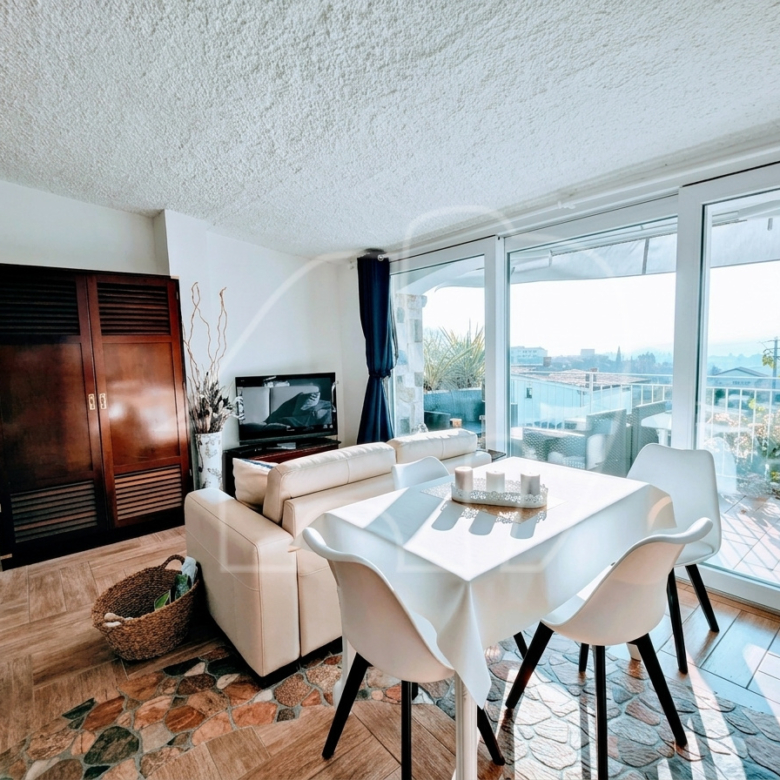 Appartamento bilocale con vista lago e piscina