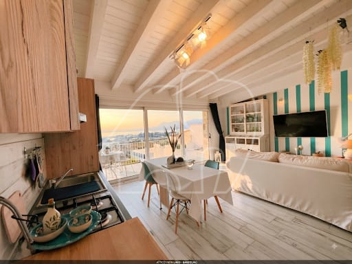 Elegante bilocale con vista lago e piscina