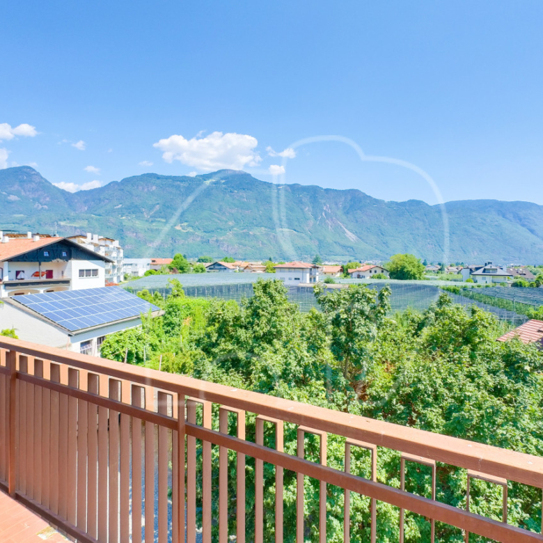 Casa soleggiata a Lana: 78 m² con due balconi e vista aperta sulla Val d’Adige