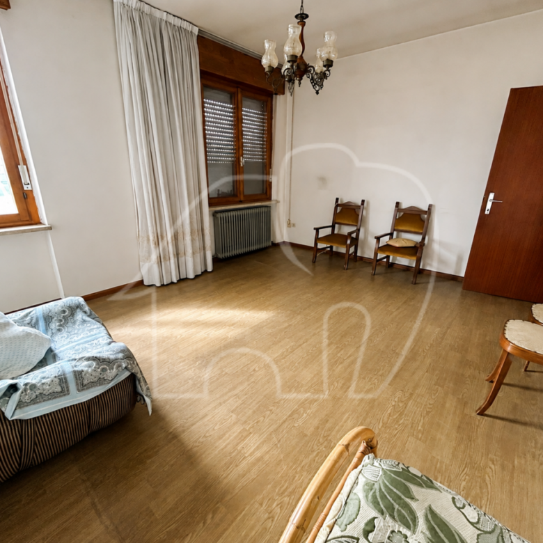 Alleinstehendes Haus mit Grundstück