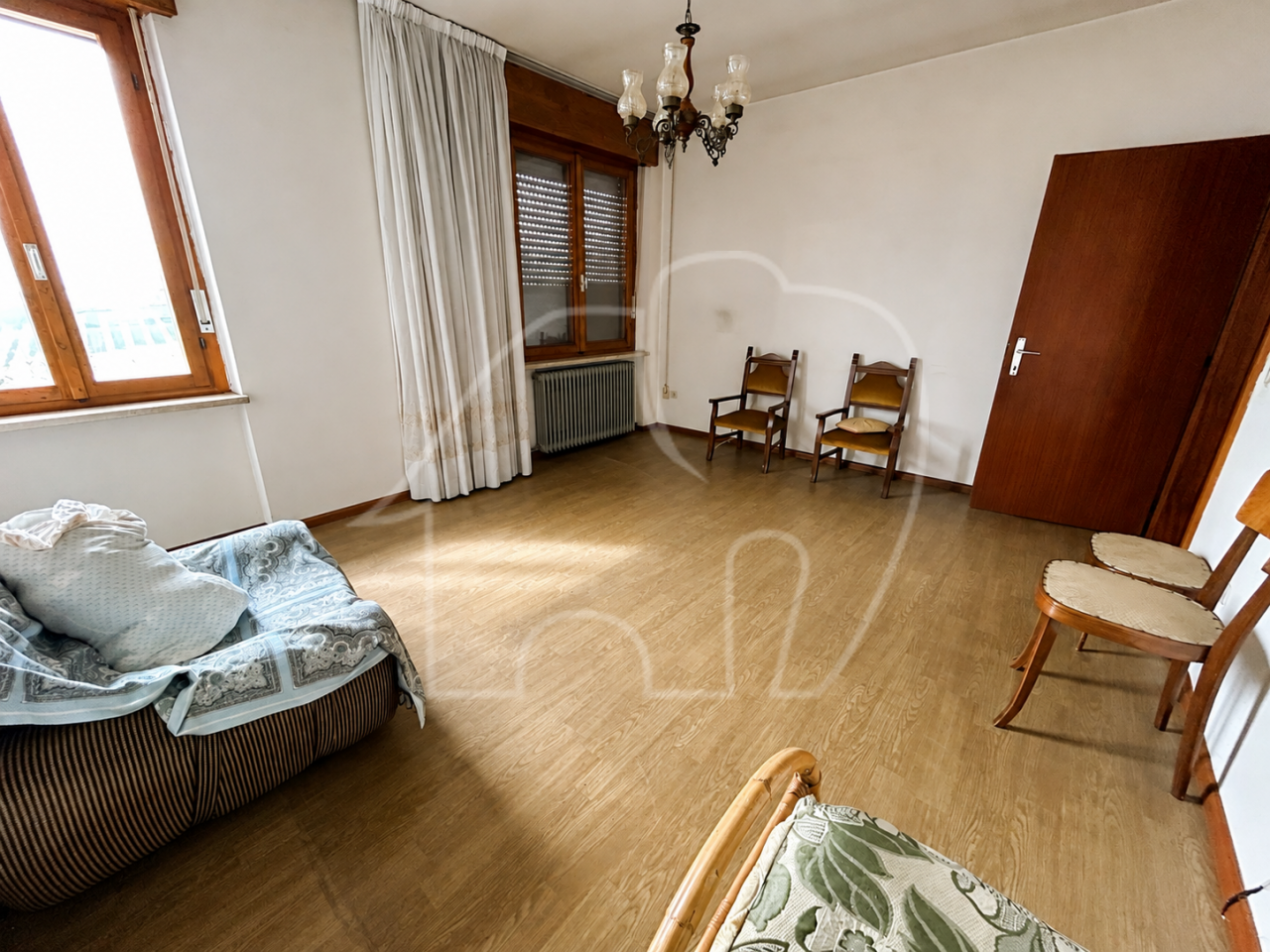 005__n6 Alleinstehendes Haus mit Grundstück