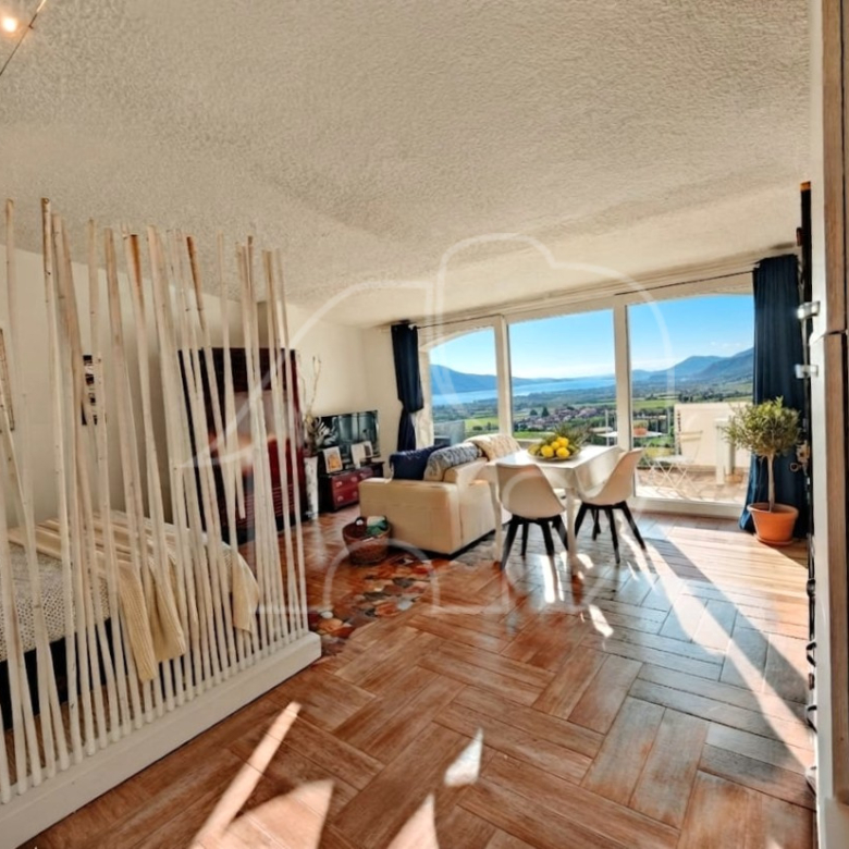 Appartamento bilocale con vista lago e piscina
