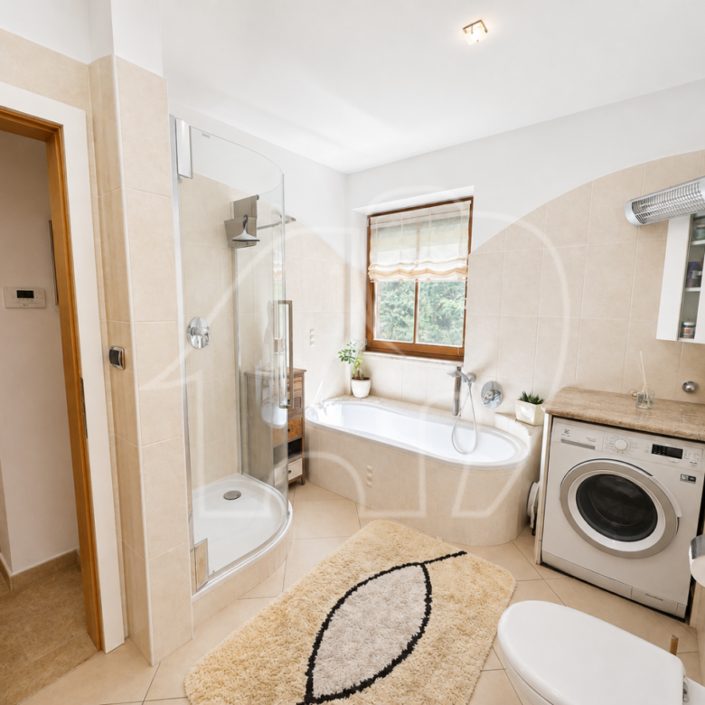 Caldaro – Ampio trilocale con terrazza e garage