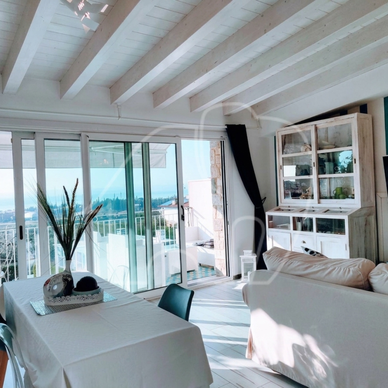 Elegante bilocale con vista lago e piscina