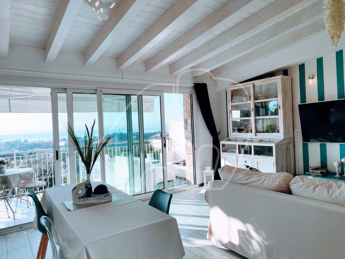 007__n2 Elegante bilocale con vista lago e piscina