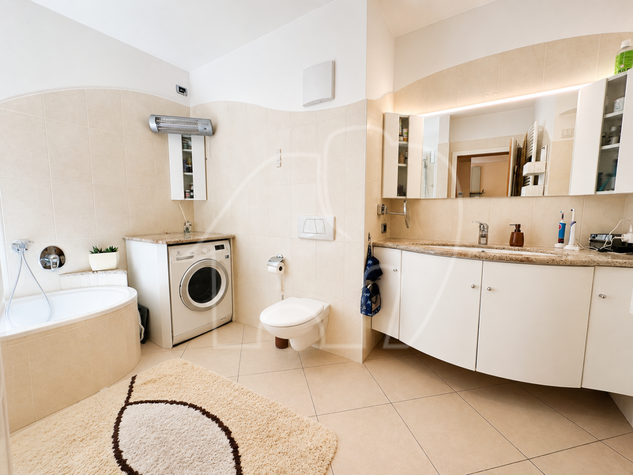 Caldaro – Ampio trilocale con terrazza e garage