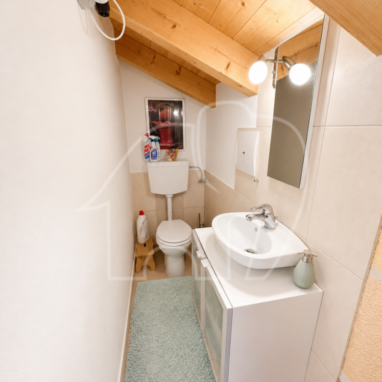 Caldaro – Ampio trilocale con terrazza e garage
