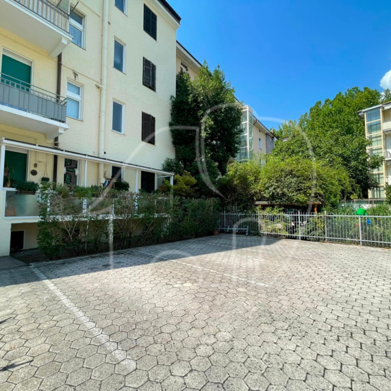 Fascino storico in centro a Merano:Ampio quadrilocale con garage e posto