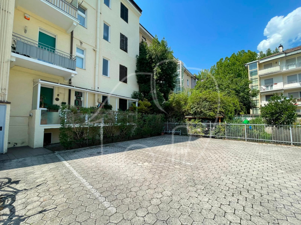 Fascino storico in centro a Merano:Ampio quadrilocale con garage e posto