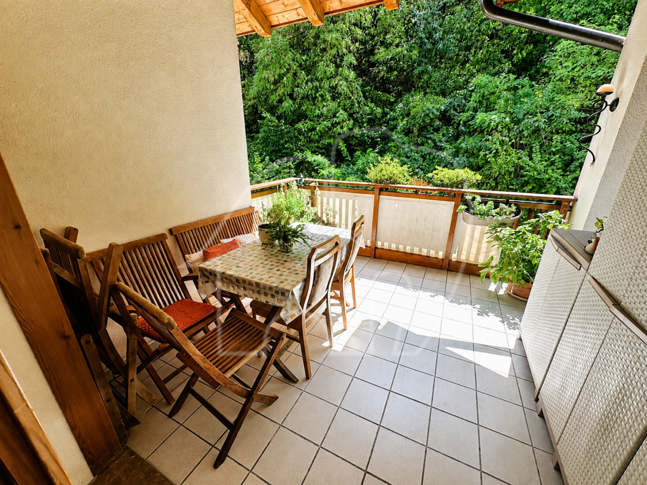 Caldaro – Ampio trilocale con terrazza e garage