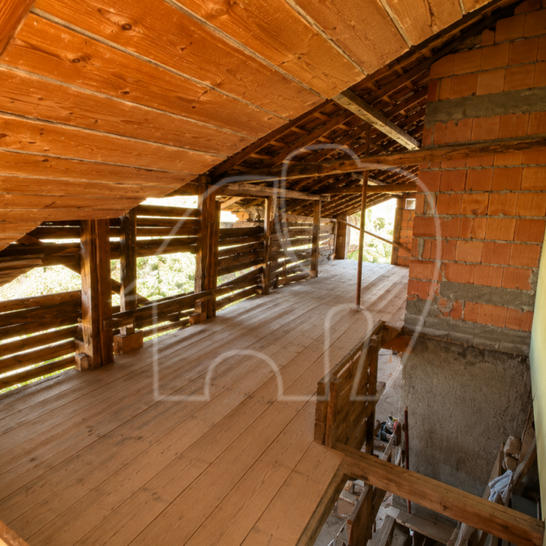Trilocale con terrazza e balcone