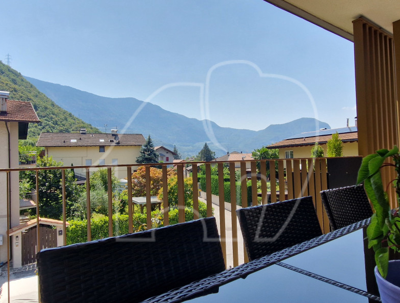 Luminoso trilocale con ampia terrazza e vista sulle montagne a Laghetti