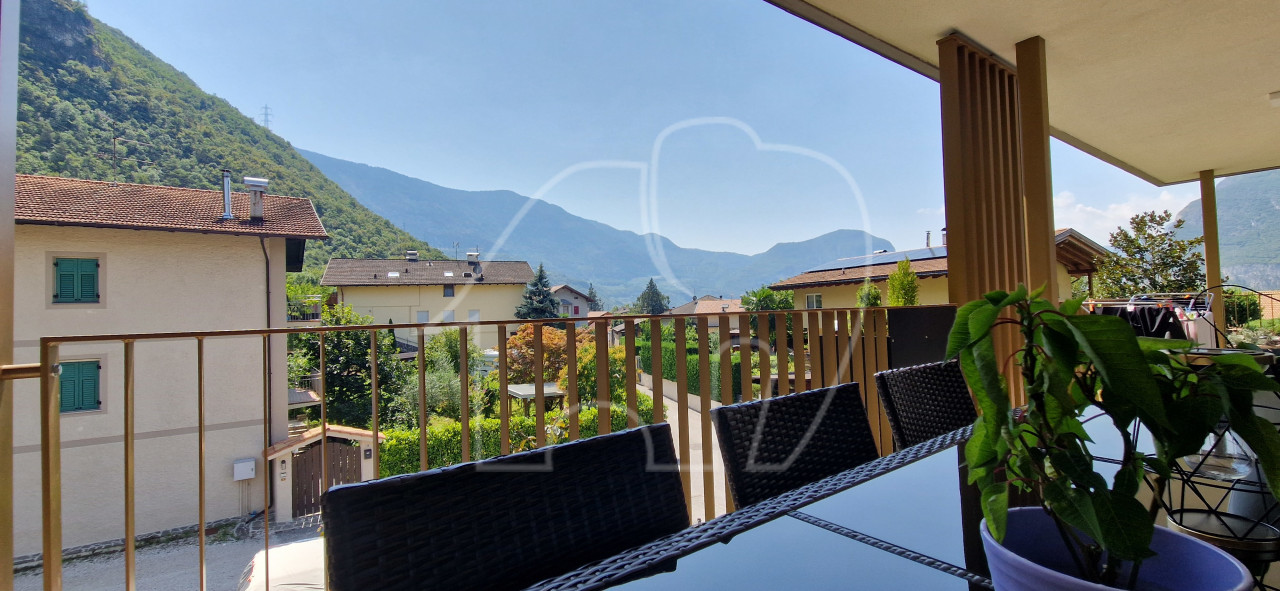 Luminoso trilocale con ampia terrazza e vista sulle montagne a Laghetti
