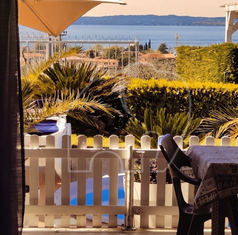 Ampio appartamento bilocale con vista lago e piscina