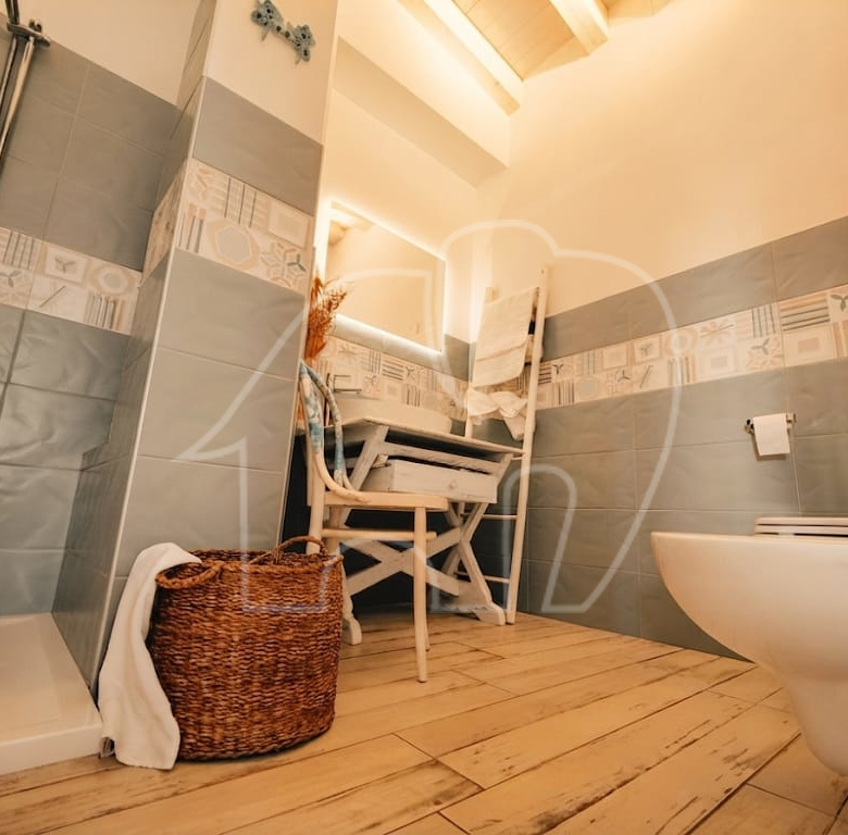 Elegante bilocale con vista lago e piscina
