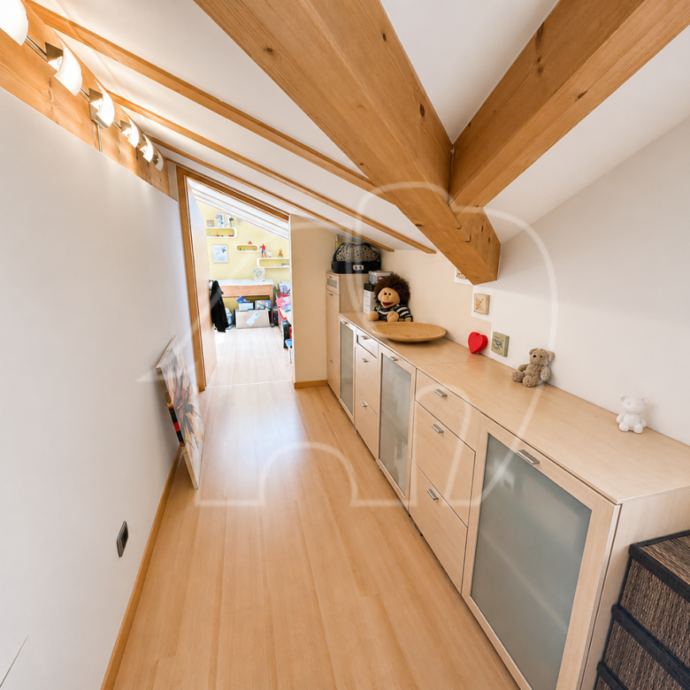 Caldaro – Ampio trilocale con terrazza e garage