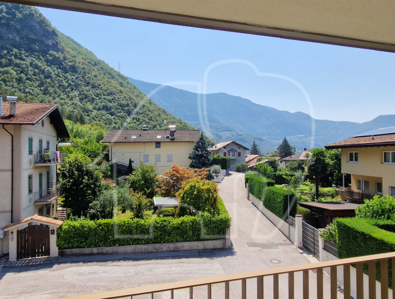 Luminoso trilocale con ampia terrazza e vista sulle montagne a Laghetti