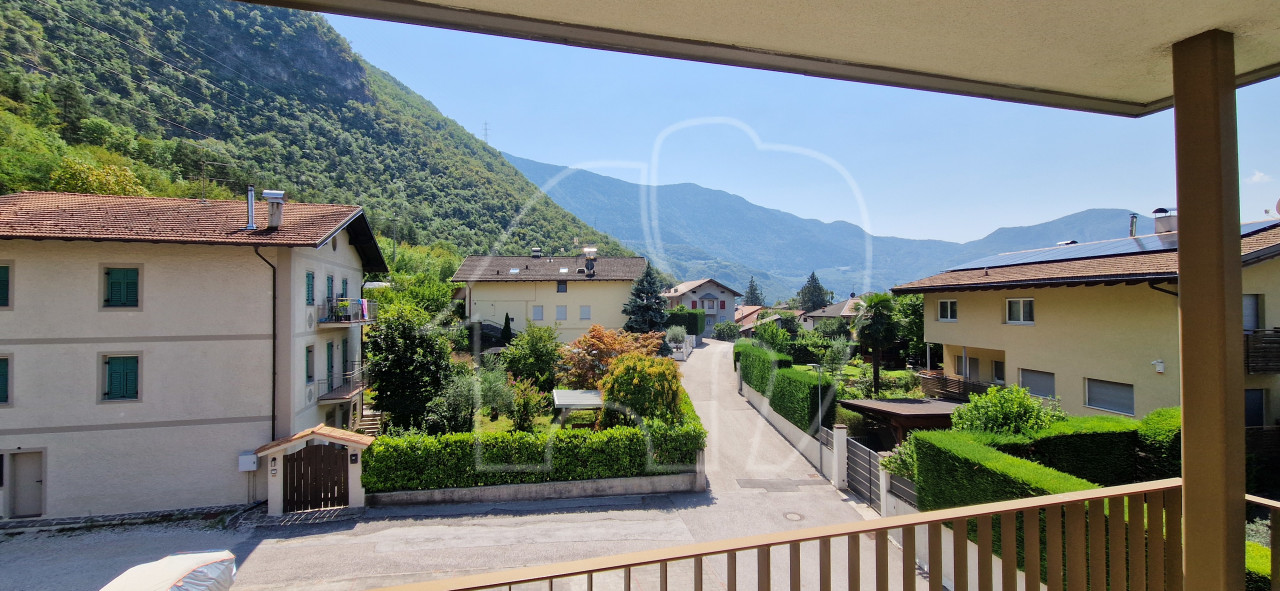 Luminoso trilocale con ampia terrazza e vista sulle montagne a Laghetti