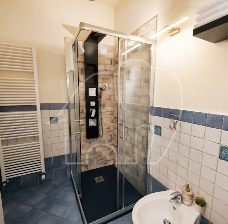 Appartamento bilocale con vista lago e piscina
