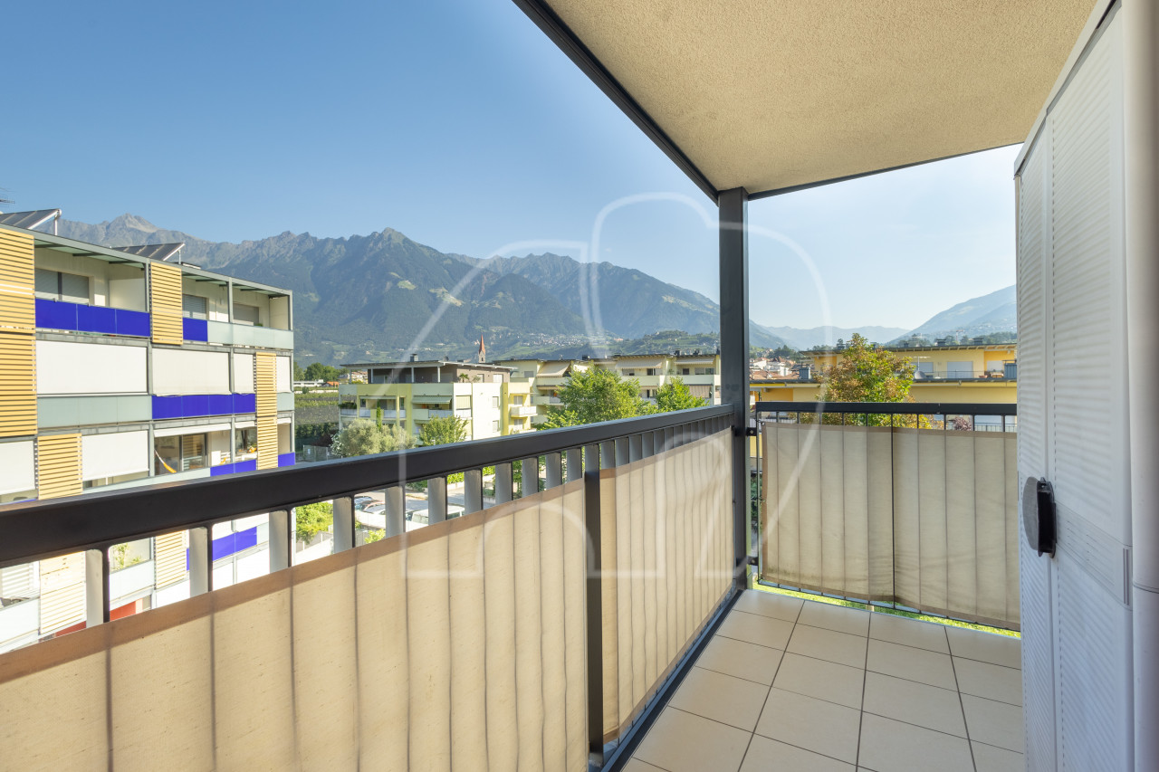 011__r9 Merano – Trilocale all’ultimo piano con ampi spazi esterni