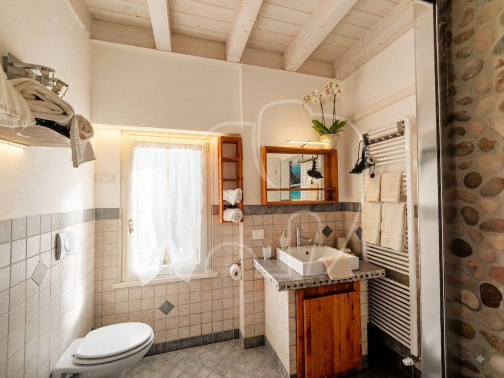 012__n12 Ampio appartamento bilocale con vista lago e piscina
