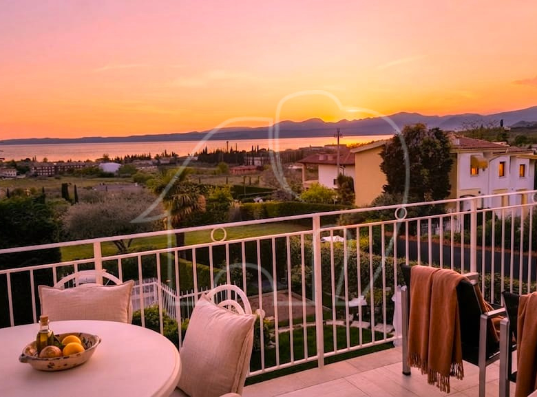Elegante bilocale con vista lago e piscina