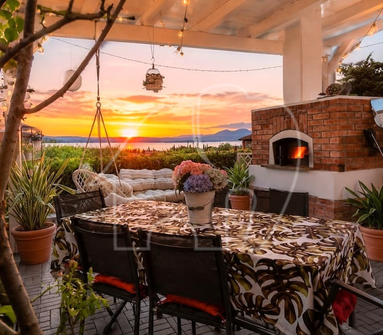 Appartamento su due livelli con vista lago e dependance