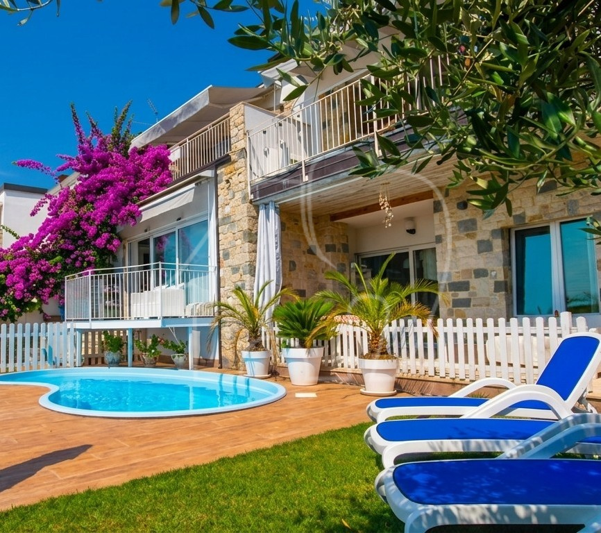 022__n1 Appartamento su due livelli con vista lago e dependance