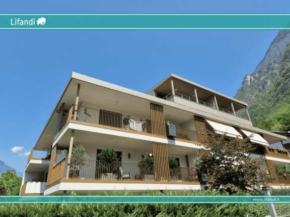 Sonnige 3-Zimmerwohnung mit großer Terrasse und Bergblick in Laag