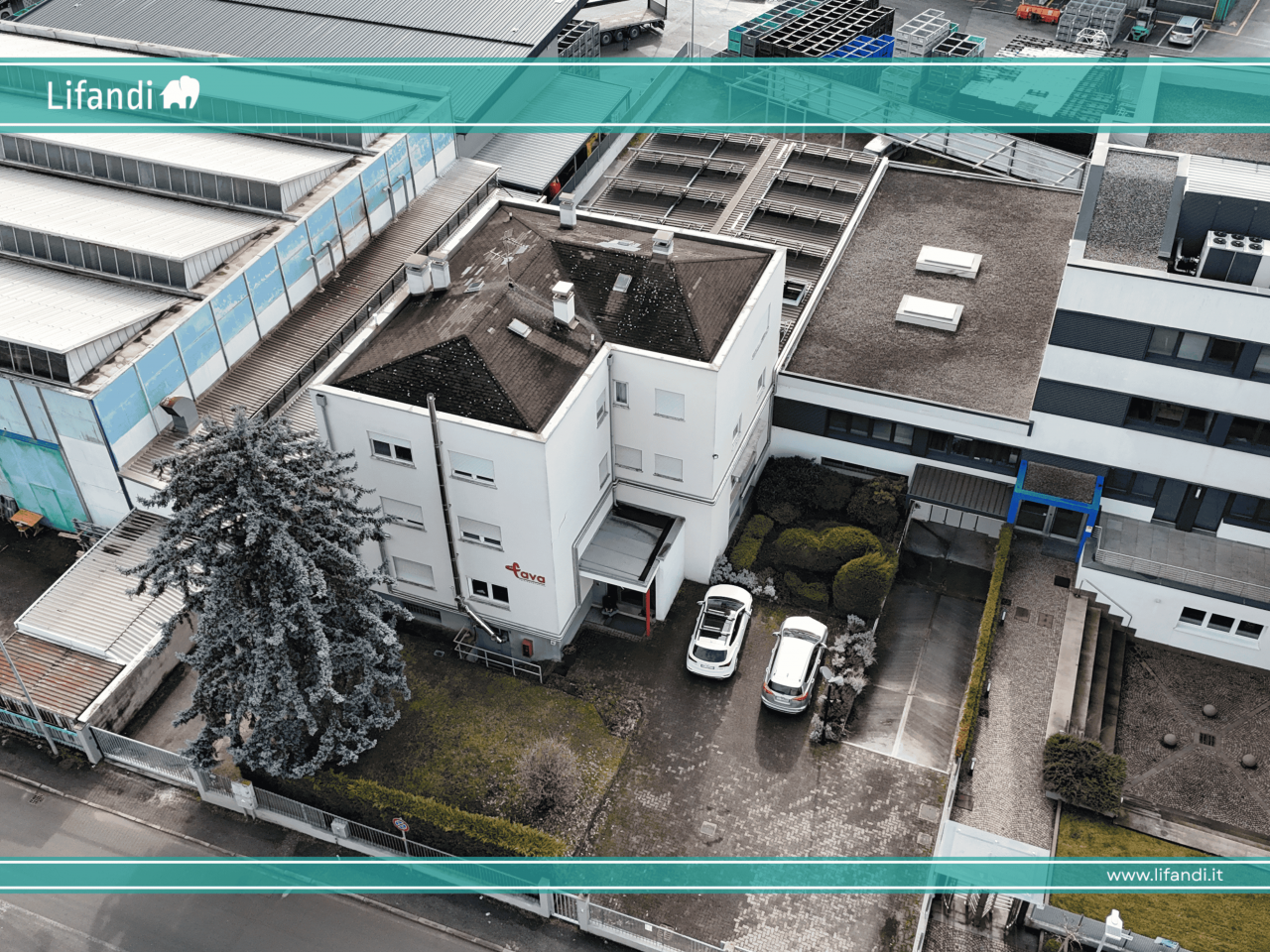 Lagerhalle mit Büros und 2 Wohnungen