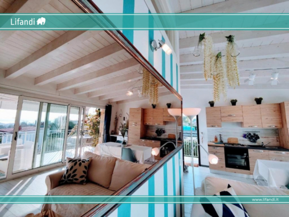 Elegante Zweizimmerwohnung mit Seeblick und Pool