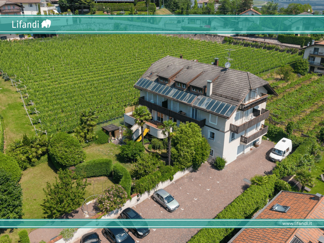 000__lifandi_drohnenbild_komprimiert Termeno: Residence lungo la Strada del Vino