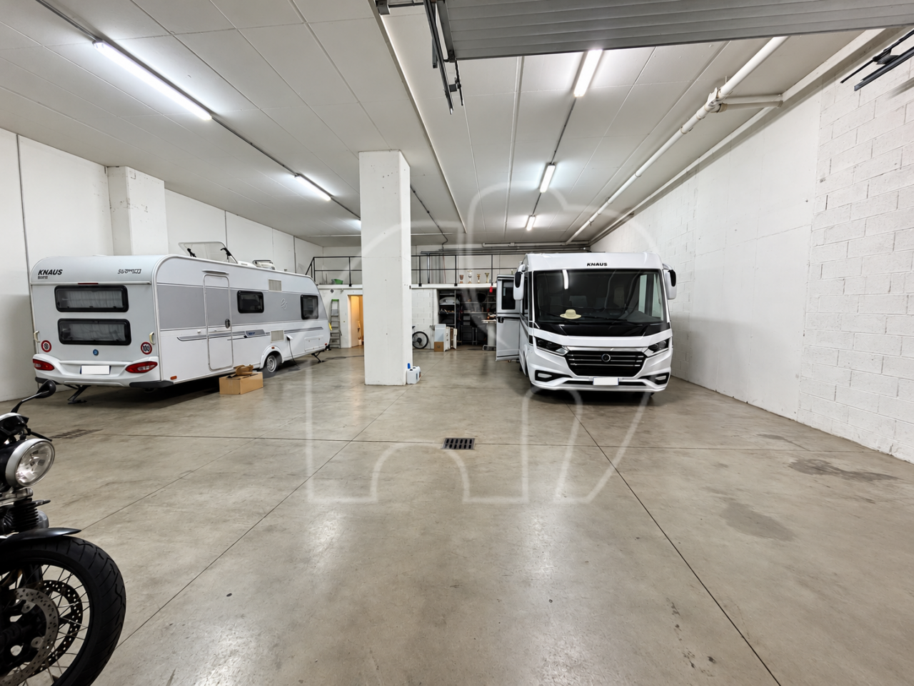 001__i1 Magazzino a Bolzano: spazio per il camper e per la Sua attività
